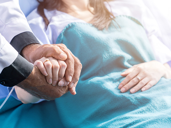 Kranke Frau im Krankenhausbett