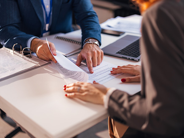 Junges Paar spart Geld in einem Sparschwein