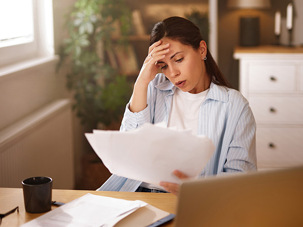 Junges Paar schüttelt Hand von Versicherungsmakler