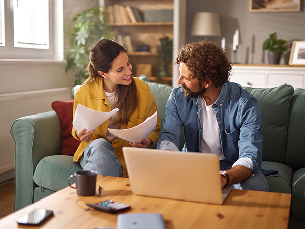 Junges Paar plant Finanzen am Laptop